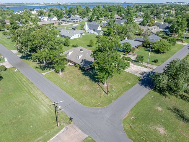 3100 Surrey, Lake Charles, LA 70605