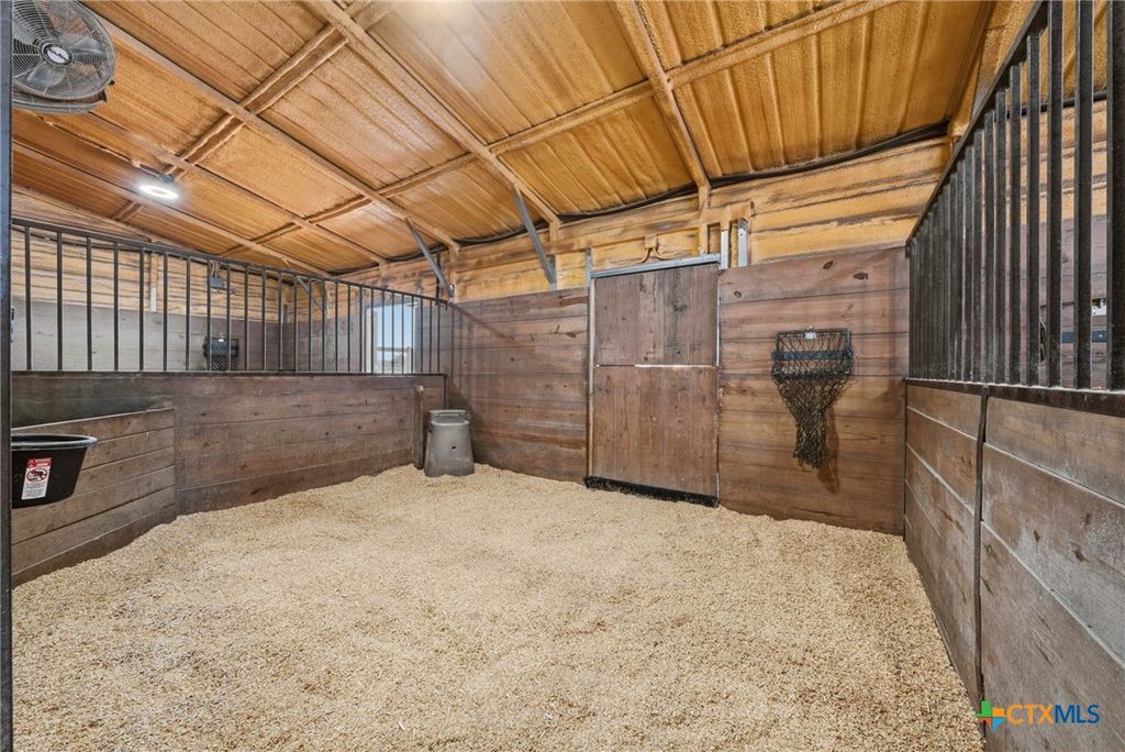 Image 15 of property listing at 417 County Road 60, Gatesville, TX 76528