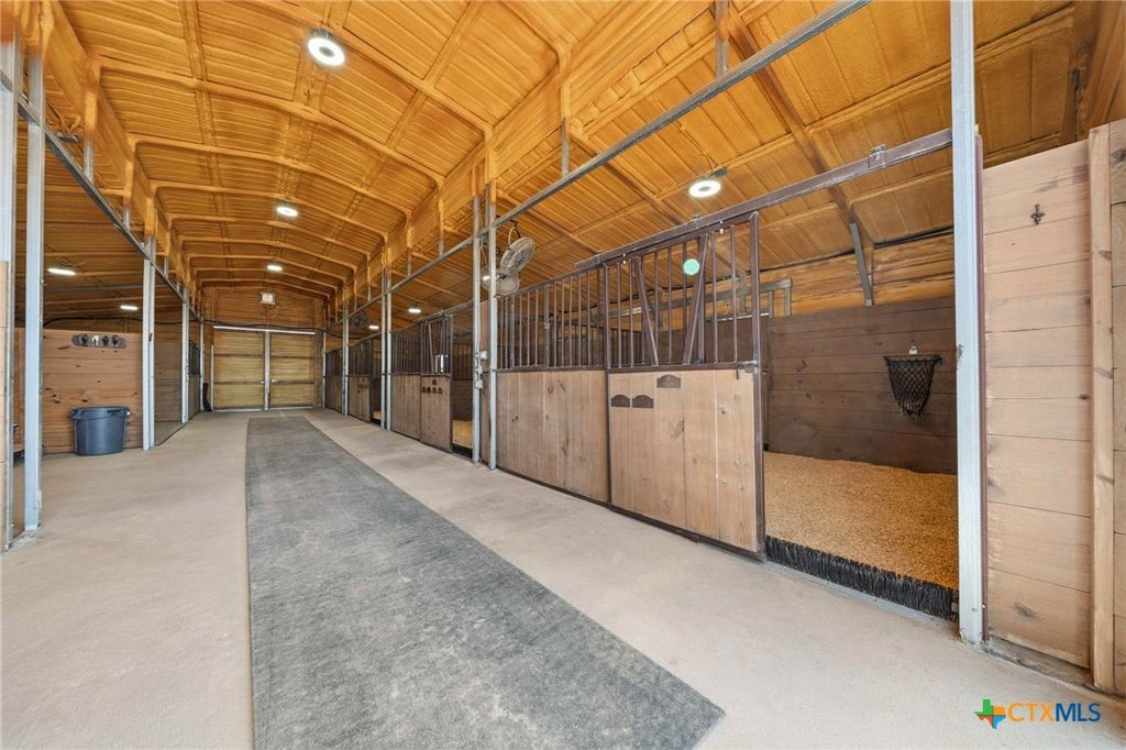 Image 16 of property listing at 417 County Road 60, Gatesville, TX 76528
