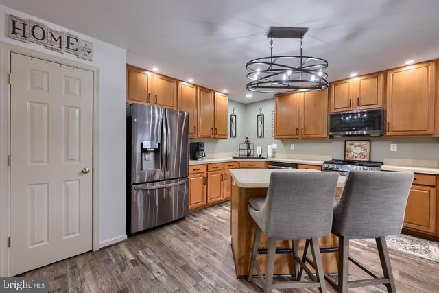 2389 SLATER HILL LN E, York, PA 17406