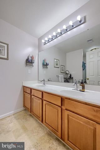 2389 SLATER HILL LN E, York, PA 17406