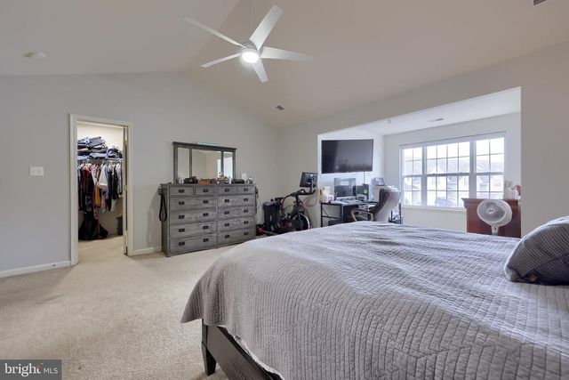 2389 SLATER HILL LN E, York, PA 17406