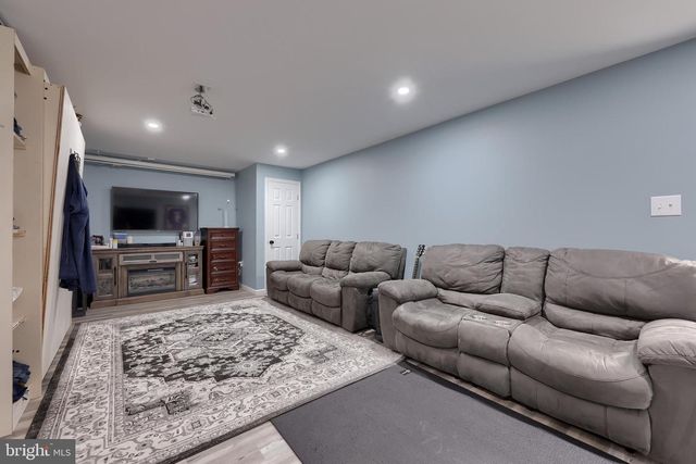 2389 SLATER HILL LN E, York, PA 17406