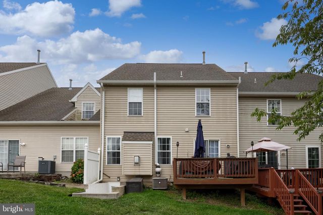 2389 SLATER HILL LN E, York, PA 17406