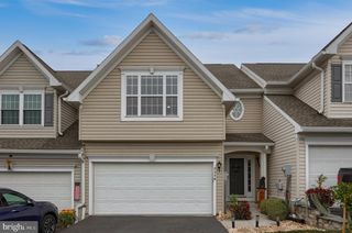 2389 SLATER HILL LN E, York, PA 17406