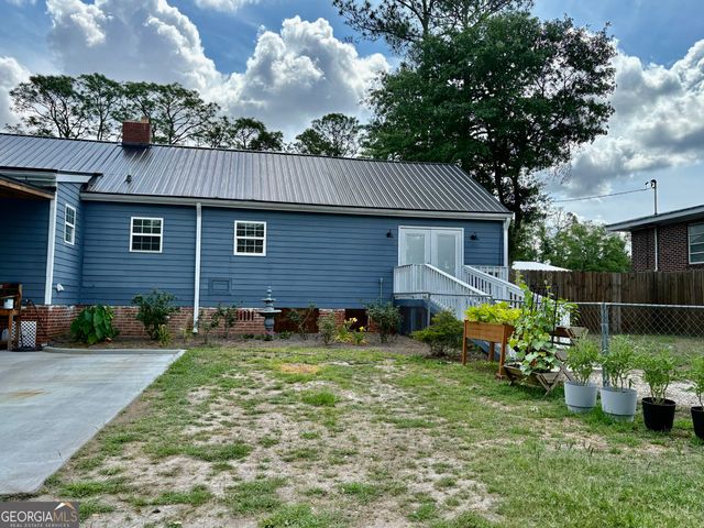 348 S Victory Drive, Lyons, GA 30436