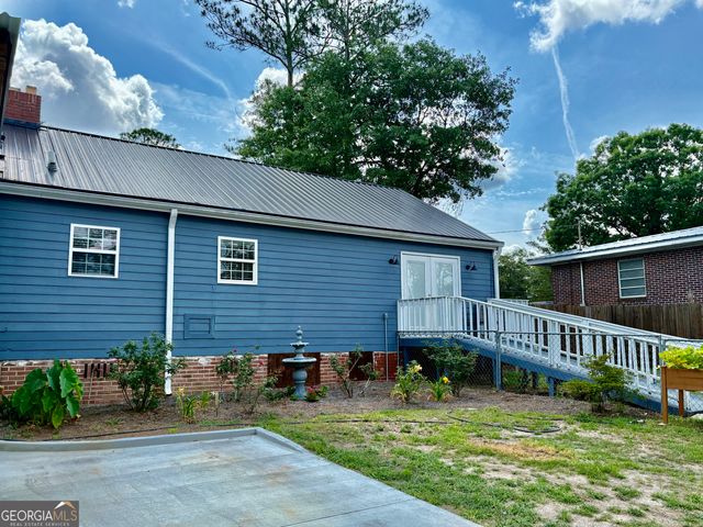 348 S Victory Drive, Lyons, GA 30436