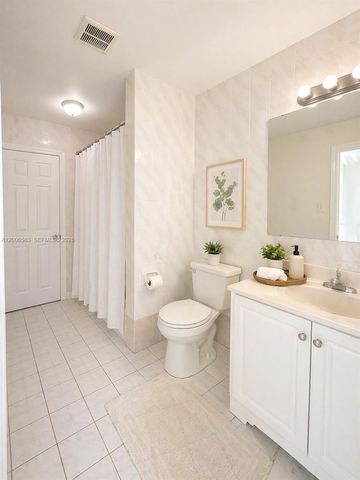 3896 NW 207 St 1, Miami Gardens, FL 33055