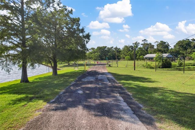 401 Lakeview Drive, Onalaska, TX 77360