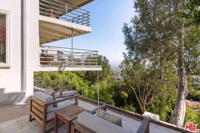 8448 Franklin Avenue, Los Angeles, CA 90069