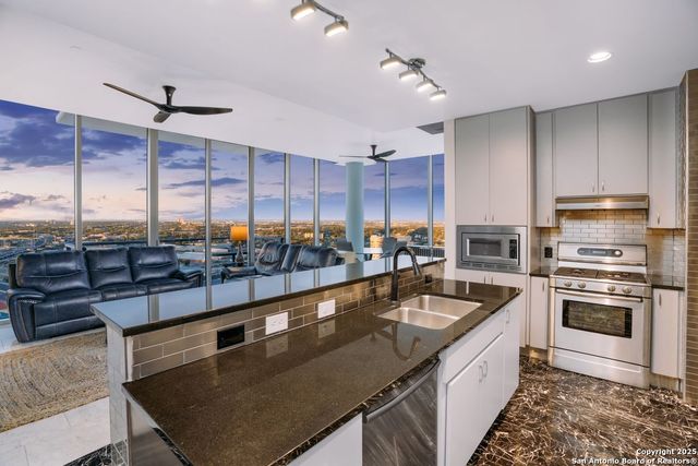 610 E Market St Unit 2818, San Antonio, TX 78205