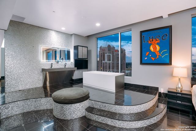 610 E Market St Unit 2818, San Antonio, TX 78205