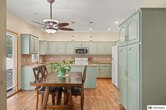 2811 Leigh Lane, Papillion, NE 68133