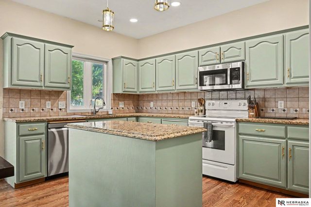 2811 Leigh Lane, Papillion, NE 68133