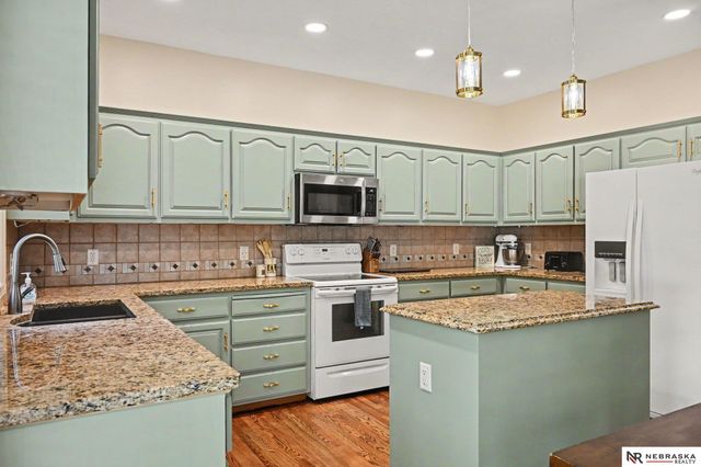 2811 Leigh Lane, Papillion, NE 68133