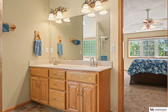 2811 Leigh Lane, Papillion, NE 68133