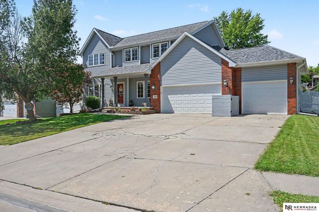 2811 Leigh Lane, Papillion, NE 68133