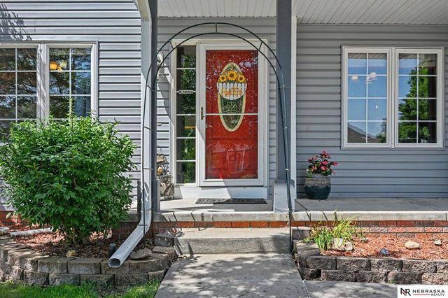 2811 Leigh Lane, Papillion, NE 68133