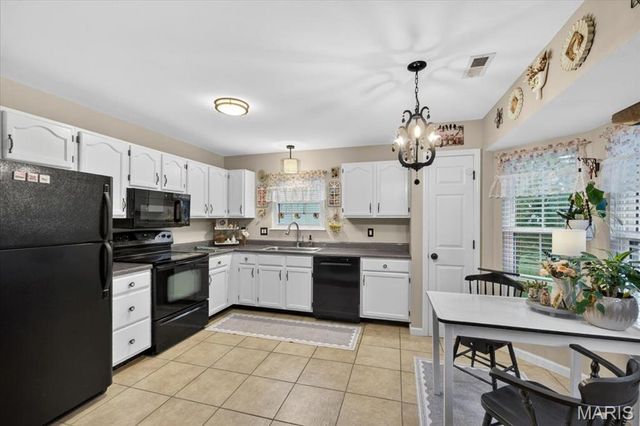 1440 Surrey Lane, St Peters, MO 63304