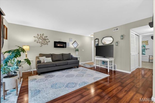1440 Surrey Lane, St Peters, MO 63304