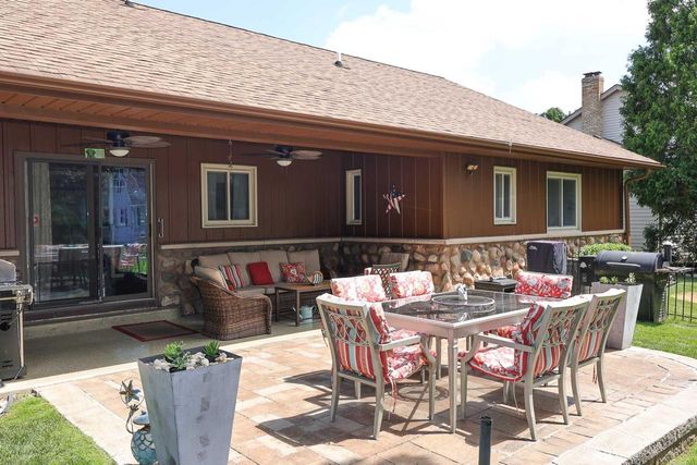 8035 W Bruss LANE, Franklin, WI 53132