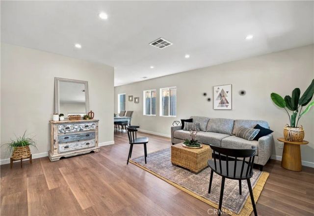 10512 Samoa Ave, Tujunga, CA 91042