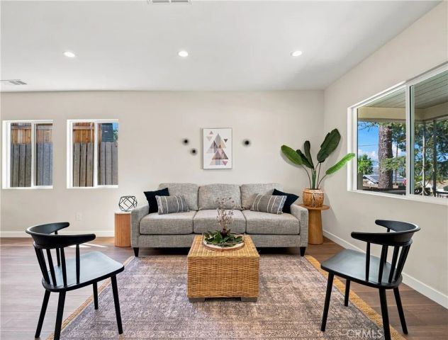 10512 Samoa Ave, Tujunga, CA 91042