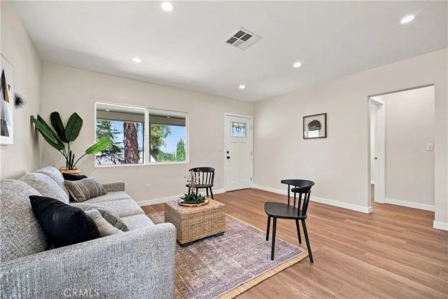 10512 Samoa Ave, Tujunga, CA 91042