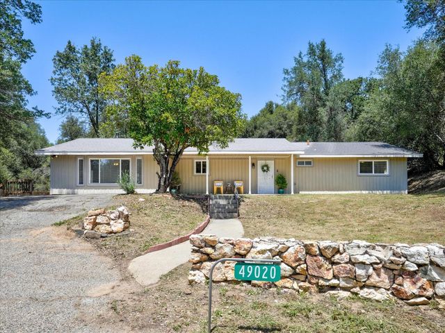 49020 Manzanita Road, Oakhurst, CA 93644