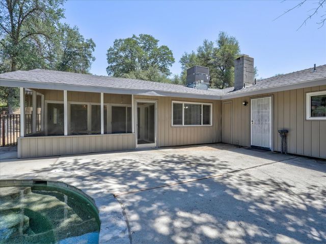 49020 Manzanita Road, Oakhurst, CA 93644