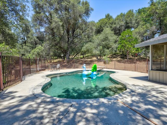 49020 Manzanita Road, Oakhurst, CA 93644
