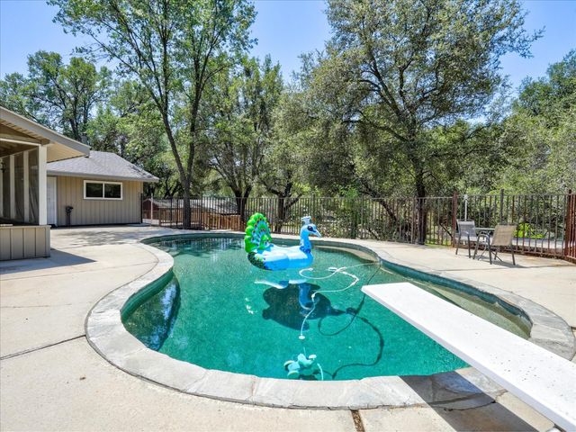 49020 Manzanita Road, Oakhurst, CA 93644