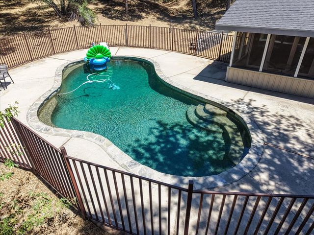 49020 Manzanita Road, Oakhurst, CA 93644