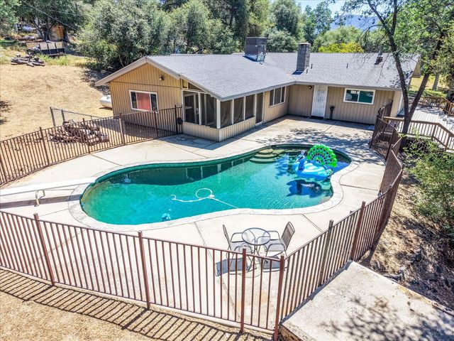 49020 Manzanita Road, Oakhurst, CA 93644