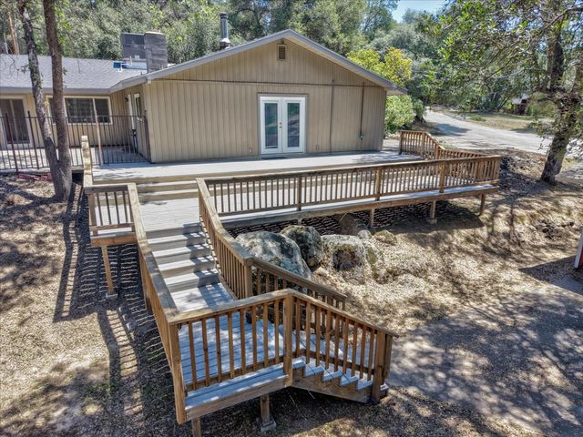 49020 Manzanita Road, Oakhurst, CA 93644
