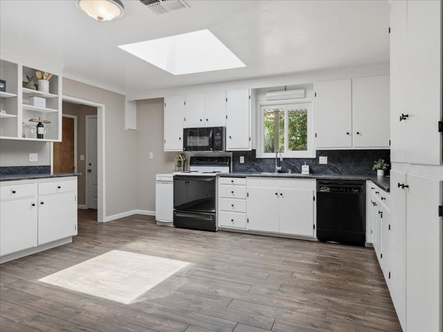 49020 Manzanita Road, Oakhurst, CA 93644