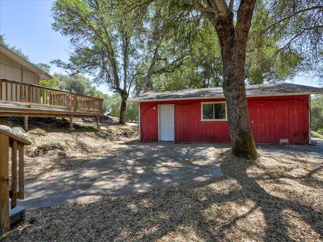 49020 Manzanita Road, Oakhurst, CA 93644