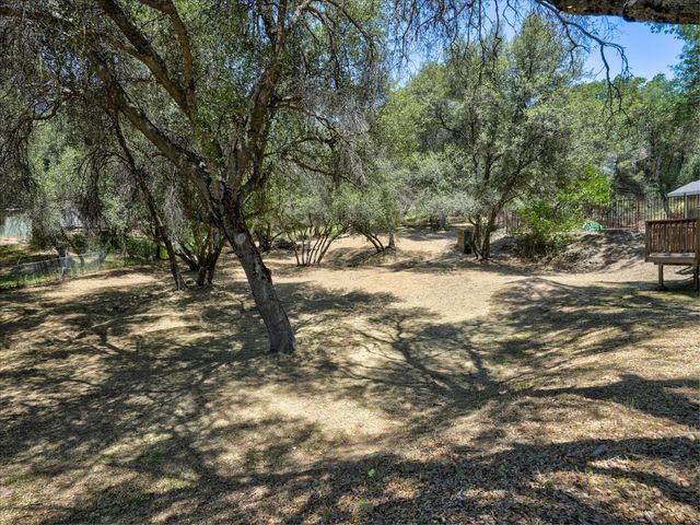 49020 Manzanita Road, Oakhurst, CA 93644