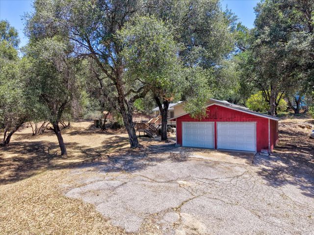 49020 Manzanita Road, Oakhurst, CA 93644