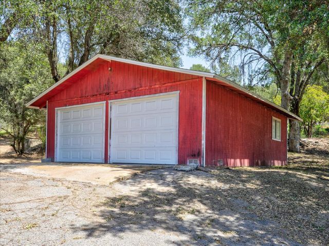 49020 Manzanita Road, Oakhurst, CA 93644
