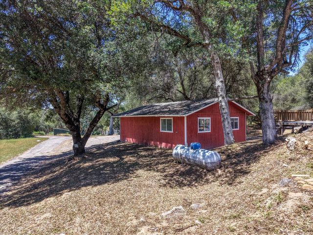 49020 Manzanita Road, Oakhurst, CA 93644
