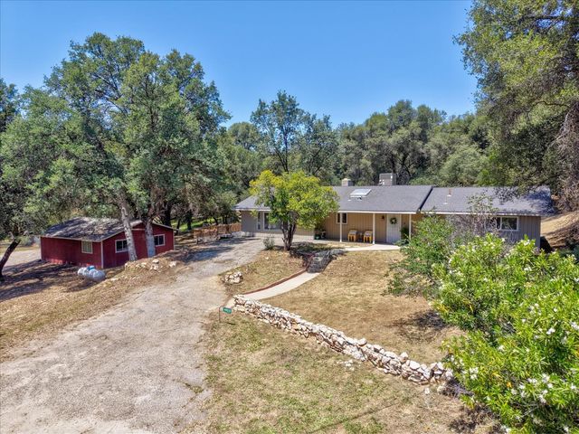 49020 Manzanita Road, Oakhurst, CA 93644