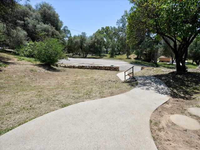 49020 Manzanita Road, Oakhurst, CA 93644