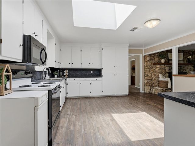 49020 Manzanita Road, Oakhurst, CA 93644