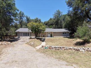 49020 Manzanita Road, Oakhurst, CA 93644
