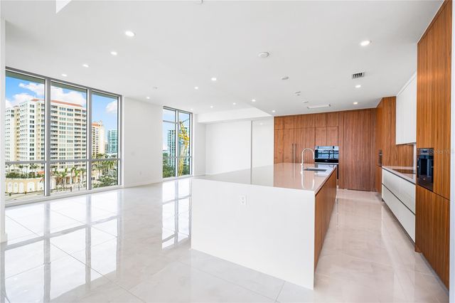 111 GOLDEN GATE POINT 701PH, Sarasota, FL 34236