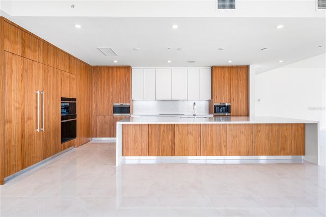 111 GOLDEN GATE POINT 701PH, Sarasota, FL 34236