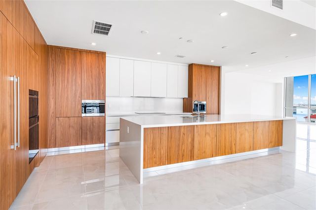 111 GOLDEN GATE POINT 701PH, Sarasota, FL 34236