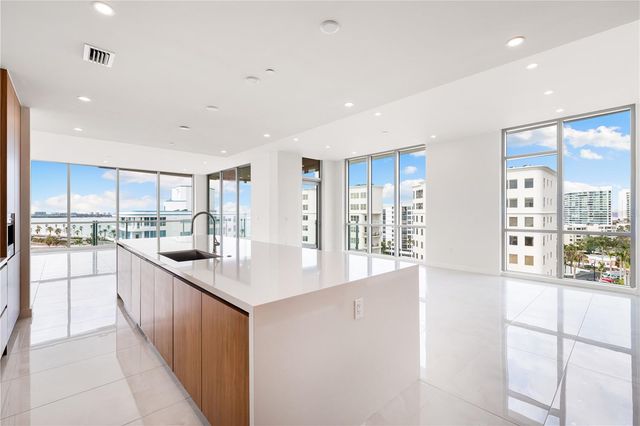 111 GOLDEN GATE POINT 701PH, Sarasota, FL 34236