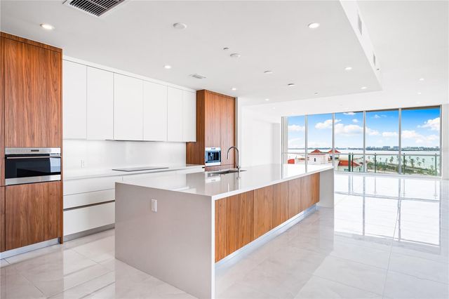 111 GOLDEN GATE POINT 701PH, Sarasota, FL 34236